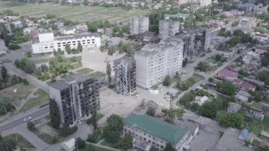 Bu stok videosu Ukrayna 'daki savaşın sonucunu gösteriyor. Borodyanka, Bucha' da harap olmuş bir bina. Gri, renksiz, düz.