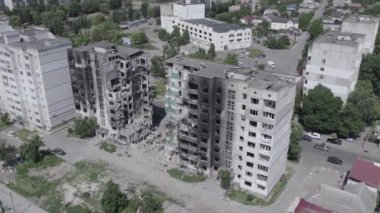 Bu stok videosu Ukrayna 'daki savaşın sonucunu gösteriyor. Borodyanka, Bucha' da harap olmuş bir bina. Gri, renksiz, düz.