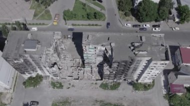 Bu stok videosu Ukrayna 'daki savaşın sonucunu gösteriyor. Borodyanka, Bucha' da harap olmuş bir bina. Gri, renksiz, düz.