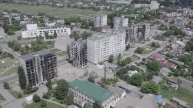 Bu stok videosu Ukrayna 'daki savaşın sonucunu gösteriyor. Borodyanka, Bucha' da harap olmuş bir bina. Gri, renksiz, düz.