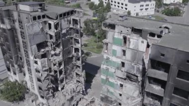 Bu stok videosu Ukrayna 'daki savaşın sonucunu gösteriyor. Borodyanka, Bucha' da harap olmuş bir bina. Gri, renksiz, düz.