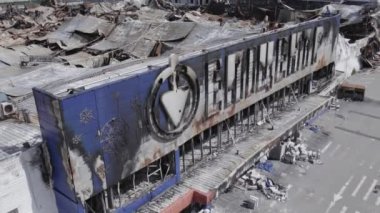 Bu video, Bucha 'daki bir alışveriş merkezinin yıkık dökük bir binasını gösteriyor. Ağır çekimde, gri, düz.