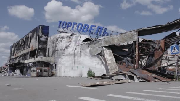 この株式ビデオは ブチャ スローモーション グレー フラットのショッピングセンターの破壊された建物を示しています — ストック動画