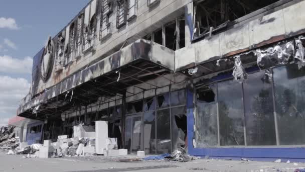 비디오는 Bucha 슬로우 플랫에 센터의 파괴된 건물을 줍니다 — 비디오
