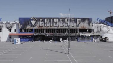 Bu video, Bucha 'daki bir alışveriş merkezinin yıkık dökük bir binasını gösteriyor. Ağır çekimde, gri, düz.