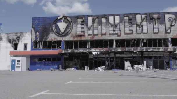 この株式ビデオは ブチャ スローモーション グレー フラットのショッピングセンターの破壊された建物を示しています — ストック動画
