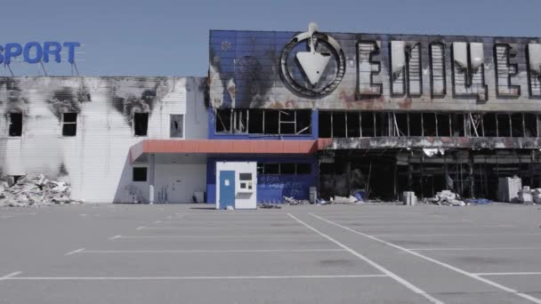 Video Bucha Daki Bir Alışveriş Merkezinin Yıkık Dökük Bir Binasını — Stok video