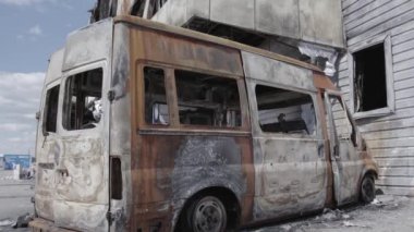 Bu video, Bucha 'daki bir alışveriş merkezinin yıkık dökük bir binasını gösteriyor. Ağır çekimde, gri, düz.