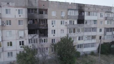 Bu video, Ukrayna 'daki savaş sırasında Makariv şehrinde yıkılan bir binayı gösteriyor. Gri, renksiz, düz.