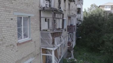 Bu video, Ukrayna 'daki savaş sırasında Makariv şehrinde yıkılan bir binayı gösteriyor. Gri, renksiz, düz.