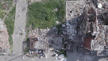 Bu video, Ukrayna 'daki savaş sırasında Makariv şehrinde yıkılan bir binayı gösteriyor. Gri, renksiz, düz.