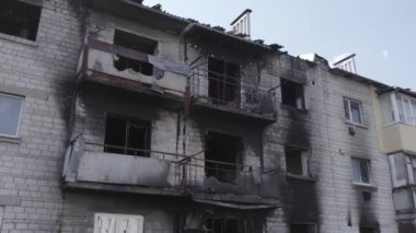 Bu video, Ukrayna 'daki savaş sırasında Makariv şehrinde yıkılan bir binayı gösteriyor. Gri, renksiz, düz.