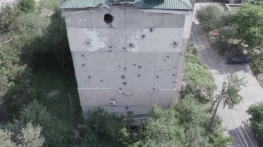 Bu video, Ukrayna 'daki savaş sırasında Makariv şehrinde yıkılan bir binayı gösteriyor. Gri, renksiz, düz.