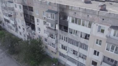 Bu video, Ukrayna 'daki savaş sırasında Makariv şehrinde yıkılan bir binayı gösteriyor. Gri, renksiz, düz.