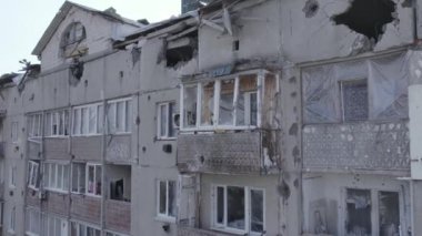 Bu video, Ukrayna 'daki savaş sırasında Makariv şehrinde yıkılan bir binayı gösteriyor. Gri, renksiz, düz.
