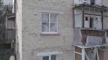 Bu video, Ukrayna 'daki savaş sırasında Makariv şehrinde yıkılan bir binayı gösteriyor. Gri, renksiz, düz.