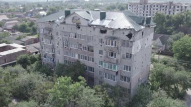 Bu video, Ukrayna 'daki savaş sırasında Makariv şehrinde yıkılan bir binayı gösteriyor. Gri, renksiz, düz.