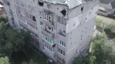 Bu video, Ukrayna 'daki savaş sırasında Makariv şehrinde yıkılan bir binayı gösteriyor. Gri, renksiz, düz.