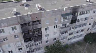 Bu video, Ukrayna 'daki savaş sırasında Makariv şehrinde yıkılan bir binayı gösteriyor. Gri, renksiz, düz.