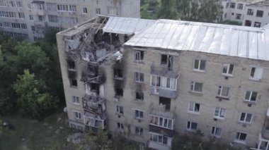 Bu video, Ukrayna 'daki savaş sırasında Makariv şehrinde yıkılan bir binayı gösteriyor. Gri, renksiz, düz.