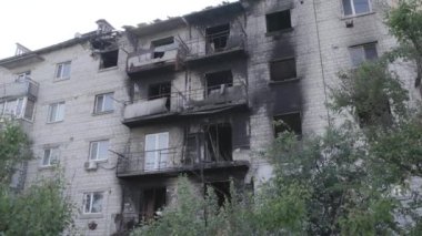 Bu video, Ukrayna 'daki savaş sırasında Makariv şehrinde yıkılan bir binayı gösteriyor. Gri, renksiz, düz.