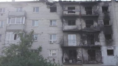 Bu video, Ukrayna 'daki savaş sırasında Makariv şehrinde yıkılan bir binayı gösteriyor. Gri, renksiz, düz.