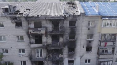 Bu video, Ukrayna 'daki savaş sırasında Makariv şehrinde yıkılan bir binayı gösteriyor. Gri, renksiz, düz.