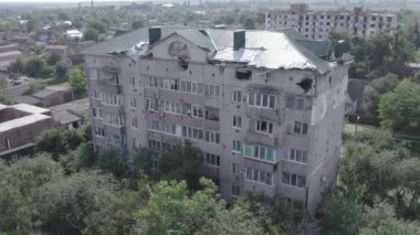 Bu video, Ukrayna 'daki savaş sırasında Makariv şehrinde yıkılan bir binayı gösteriyor. Gri, renksiz, düz.