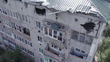 Bu video, Ukrayna 'daki savaş sırasında Makariv şehrinde yıkılan bir binayı gösteriyor. Gri, renksiz, düz.