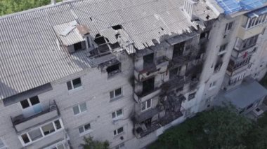 Bu video, Ukrayna 'daki savaş sırasında Makariv şehrinde yıkılan bir binayı gösteriyor. Gri, renksiz, düz.