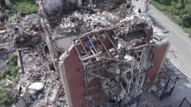 Bu video, Ukrayna 'daki savaş sırasında Makariv şehrinde yıkılan bir binayı gösteriyor. Gri, renksiz, düz.