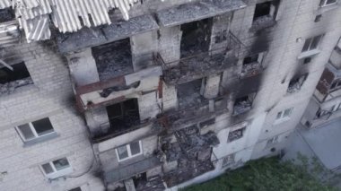 Bu video, Ukrayna 'daki savaş sırasında Makariv şehrinde yıkılan bir binayı gösteriyor. Gri, renksiz, düz.