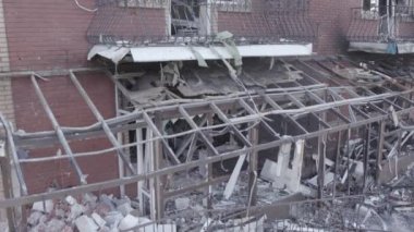 Bu video, Ukrayna 'daki savaş sırasında Makariv şehrinde yıkılan bir binayı gösteriyor. Gri, renksiz, düz.