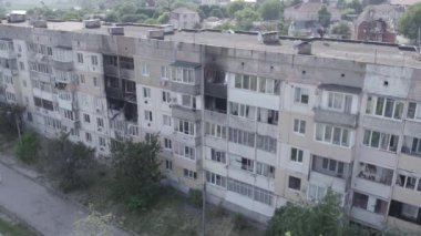 Bu video, Ukrayna 'daki savaş sırasında Makariv şehrinde yıkılan bir binayı gösteriyor. Gri, renksiz, düz.