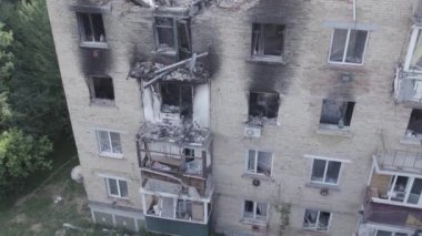 Bu video, Ukrayna 'daki savaş sırasında Makariv şehrinde yıkılan bir binayı gösteriyor. Gri, renksiz, düz.