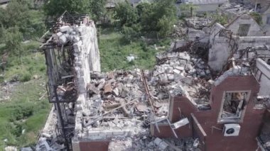 Bu video, Ukrayna 'daki savaş sırasında Makariv şehrinde yıkılan bir binayı gösteriyor. Gri, renksiz, düz.