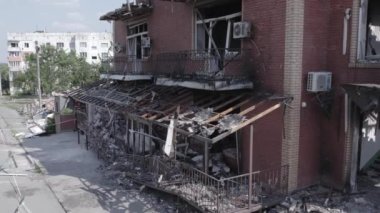 Bu video, Ukrayna 'daki savaş sırasında Makariv şehrinde yıkılan bir binayı gösteriyor. Gri, renksiz, düz.
