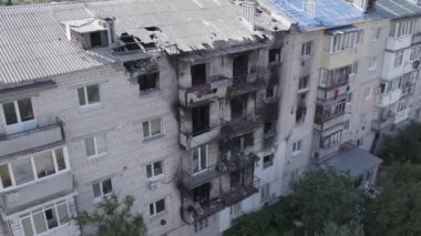 Bu video, Ukrayna 'daki savaş sırasında Makariv şehrinde yıkılan bir binayı gösteriyor. Gri, renksiz, düz.