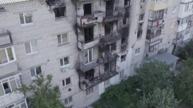 Bu video, Ukrayna 'daki savaş sırasında Makariv şehrinde yıkılan bir binayı gösteriyor. Gri, renksiz, düz.