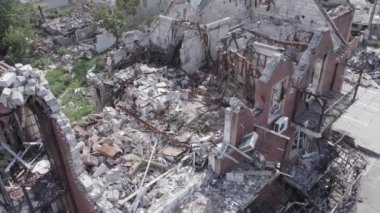 Bu video, Ukrayna 'daki savaş sırasında Makariv şehrinde yıkılan bir binayı gösteriyor. Gri, renksiz, düz.