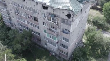 Bu video, Ukrayna 'daki savaş sırasında Makariv şehrinde yıkılan bir binayı gösteriyor. Gri, renksiz, düz.