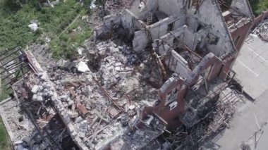 Bu video, Ukrayna 'daki savaş sırasında Makariv şehrinde yıkılan bir binayı gösteriyor. Gri, renksiz, düz.