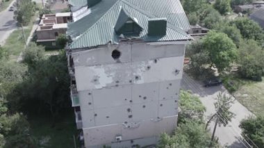 Bu video, Ukrayna 'daki savaş sırasında Makariv şehrinde yıkılan bir binayı gösteriyor. Gri, renksiz, düz.
