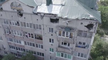 Bu video, Ukrayna 'daki savaş sırasında Makariv şehrinde yıkılan bir binayı gösteriyor. Gri, renksiz, düz.