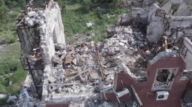 Bu video, Ukrayna 'daki savaş sırasında Makariv şehrinde yıkılan bir binayı gösteriyor. Gri, renksiz, düz.