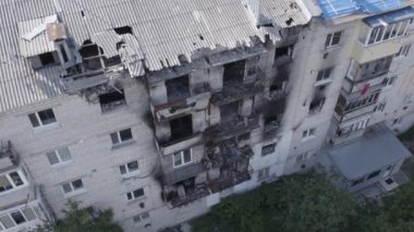 Bu video, Ukrayna 'daki savaş sırasında Makariv şehrinde yıkılan bir binayı gösteriyor. Gri, renksiz, düz.