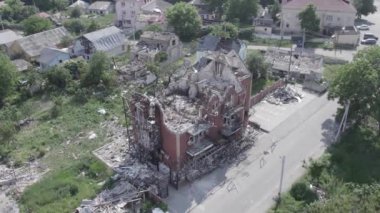 Bu video, Ukrayna 'daki savaş sırasında Makariv şehrinde yıkılan bir binayı gösteriyor. Gri, renksiz, düz.
