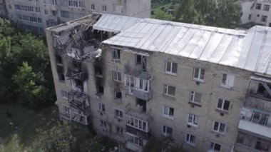 Bu video, Ukrayna 'daki savaş sırasında Makariv şehrinde yıkılan bir binayı gösteriyor. Gri, renksiz, düz.
