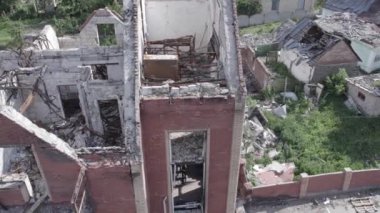 Bu video, Ukrayna 'daki savaş sırasında Makariv şehrinde yıkılan bir binayı gösteriyor. Gri, renksiz, düz.