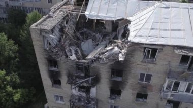 Bu video, Ukrayna 'daki savaş sırasında Makariv şehrinde yıkılan bir binayı gösteriyor. Gri, renksiz, düz.